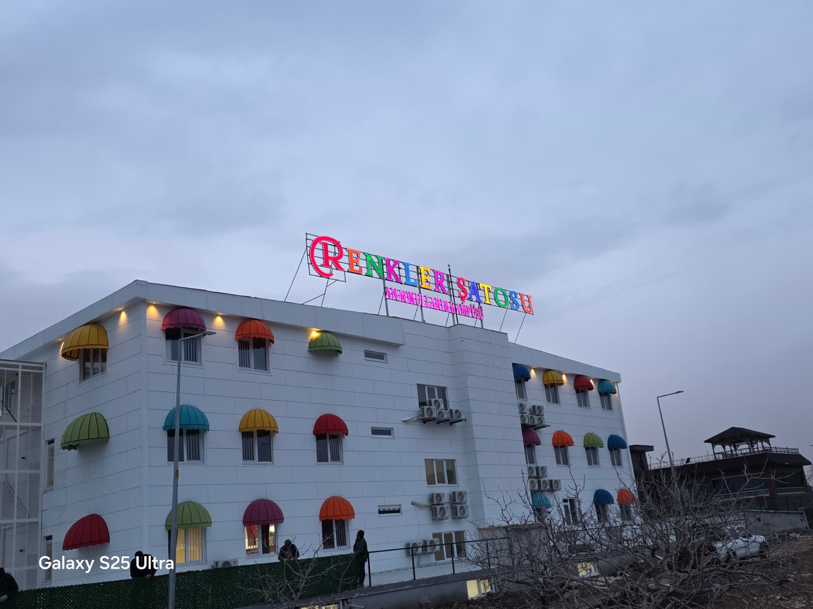 Renkler Şatosu kutu harf tabela