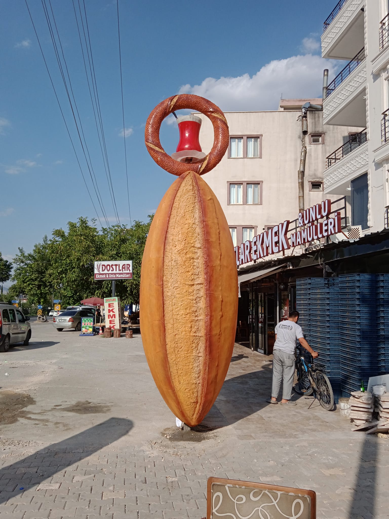 Sokağa yerleştirilmiş ekmek maketi