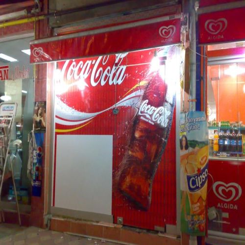 Coca Cola mağaza tabela
